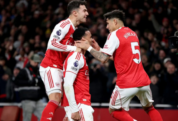 Arsenal biến phạt góc thành vũ khí hủy diệt, chạm mốc 7 chiến thắng chưa từng có